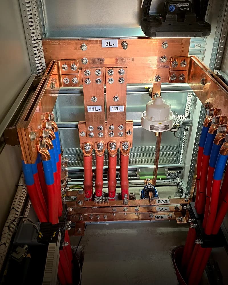 Koperen railconstructie met velden 3L, 11L en 12L en rode moermarkeringen.